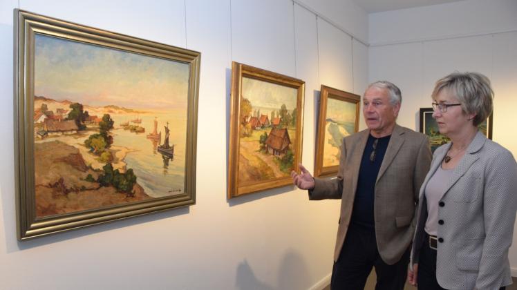 Dr. Bernd Schimpke erläutert Gemälde bei einer Ausstellungsführung