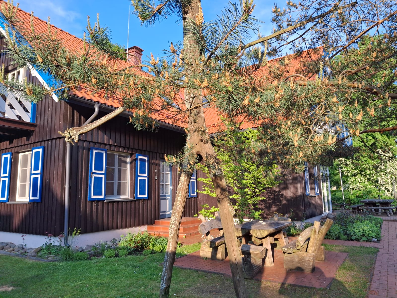 Garten und Sitzplätze am Haus Aika