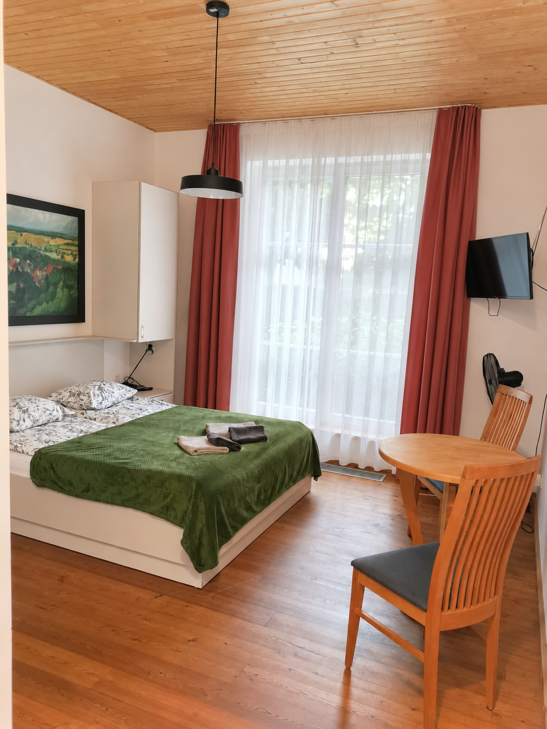 Doppelzimmer im Haus Aika – Fenster und Sitzecke